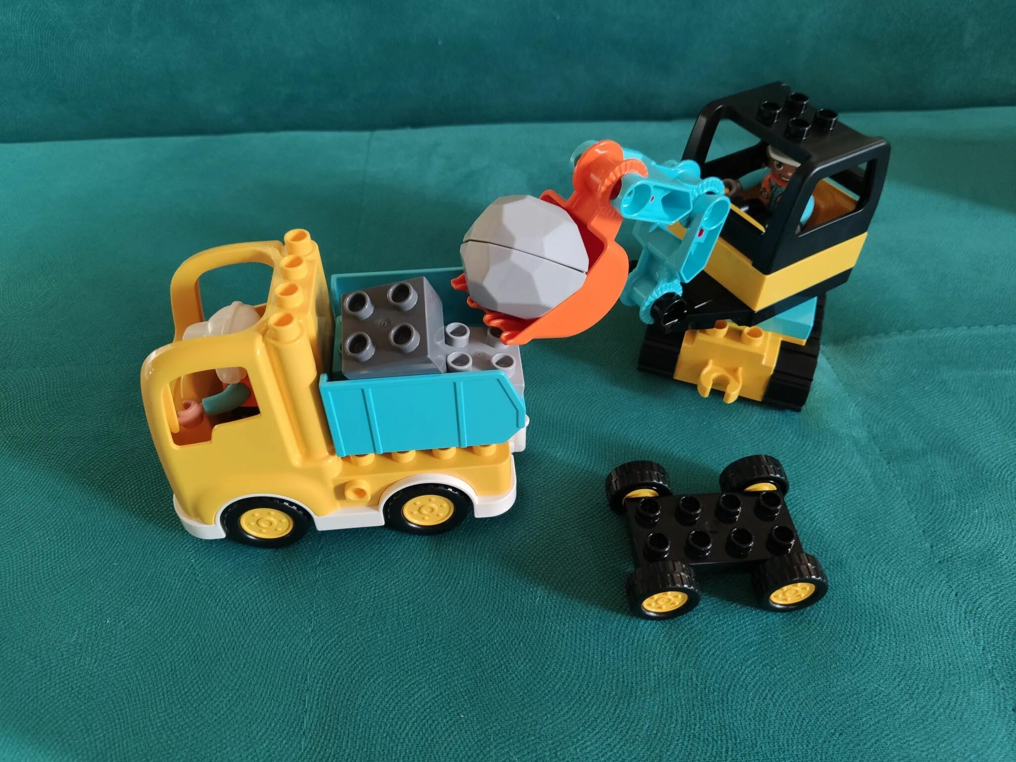 Конструктор lego duplo 10812 грузовик и гусеничный экскаватор. Конструктор lego duplo грузовик и гусеничный экскаватор 10931. Duplo 10931. Duplo 10931. Lego duplo гусеничный экскаватор.