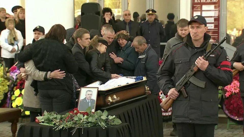 Видео похорон семьи. Похороны семьи дедюшко. Похороны семьи дедюшко. Дочь юрия шатунова 2022. Видео похорон семьи.
