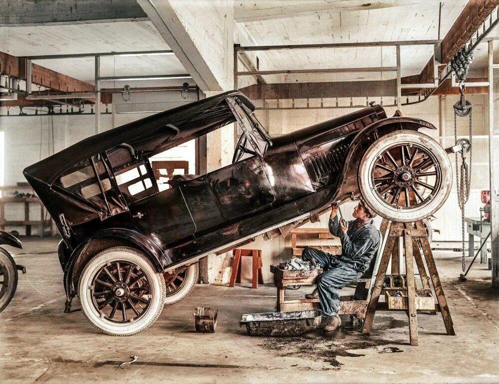 История профессии автомеханик. Первые автомастерские. первые автомеханики. автосервис ретро автомобилей. старый автомеханик.