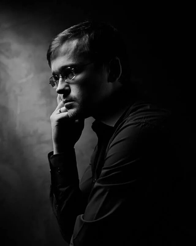 джеймс дин. мужской портрет жесткий свет. мужская фотосессия черно белая. художественный фотопортрет мужчины. фотопортрет мужской.