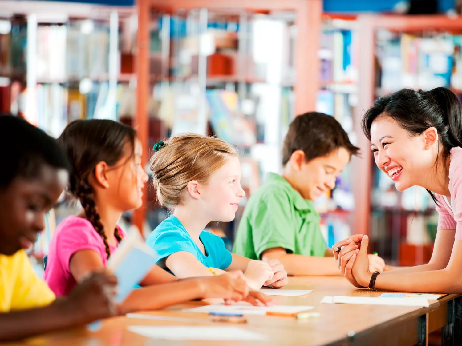 Person school. Педагогика. Учитель английского с детьми. Дети teaching. School and pupils работа.