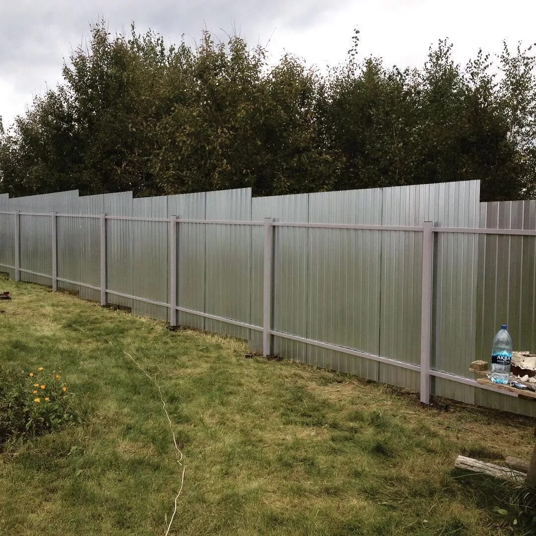 Построить забор на даче цена недорого. Модульный забор 3005. Заборная панель cm Fencing 39х1800х1800 мм сплошной, цвет ebony (Эбонит). Бюджетный забор. Дешевый забор.
