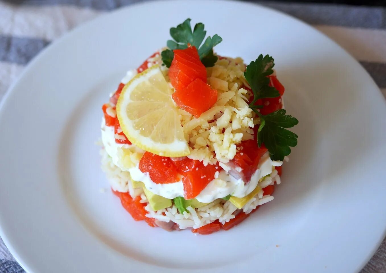 Салат со сливочным сыром и красной рыбой. Салат с малосольной красной рыбой. Салат боцман с красной рыбой и кальмарами. Слоеный салатик с семгой. Салат с малосольной семгой.