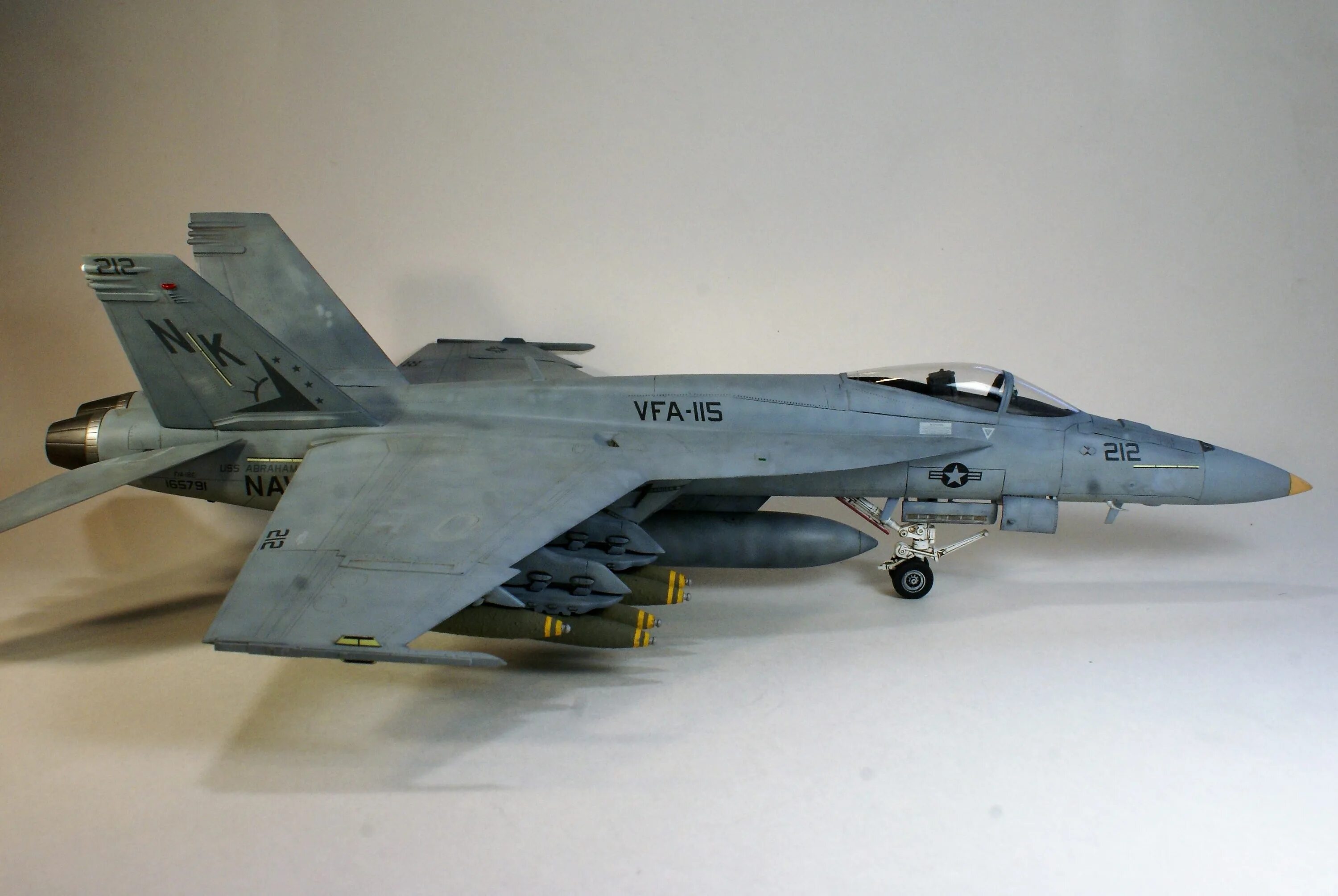 F 1 48. Italeri f/a-18f super Hornet. Italeri 2823 f/a-18f super Hornet. F/A-18e 1/48 воздухозаборник. F/A-18 Hornet Revell 1/144.