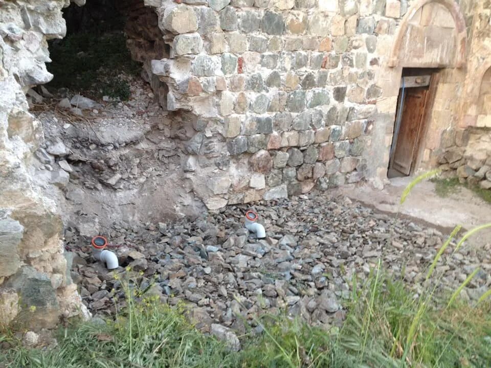 Фото туалета в церкви. Туалеты в храме есть. Санузел в храме. Церковный туалет. Церковь унитаз.