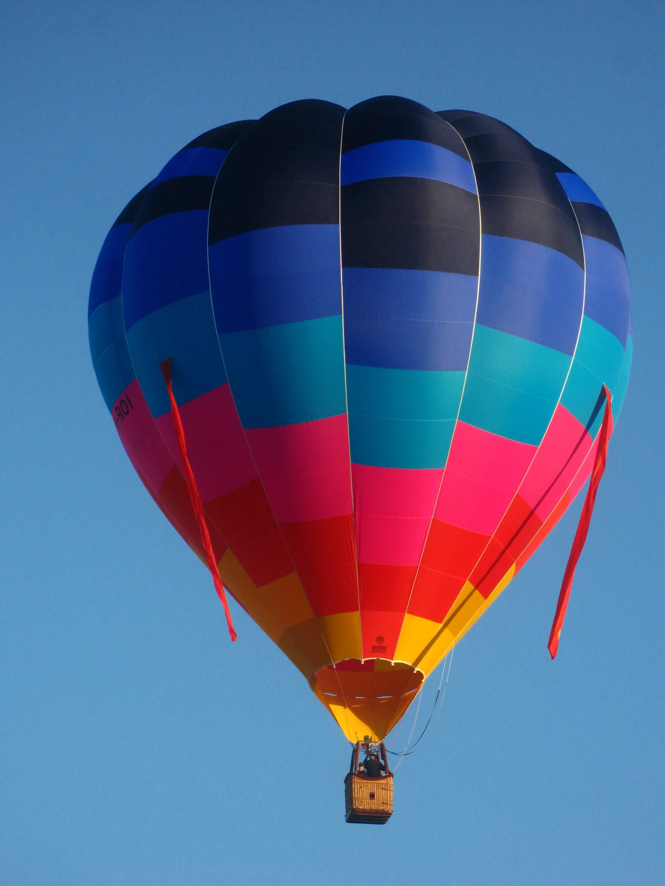 Flying balloon. Тепловые аэростаты Монгольфьеры. Воздушный шар. Воздушный шар с корзиной. Летающие воздушные шары.