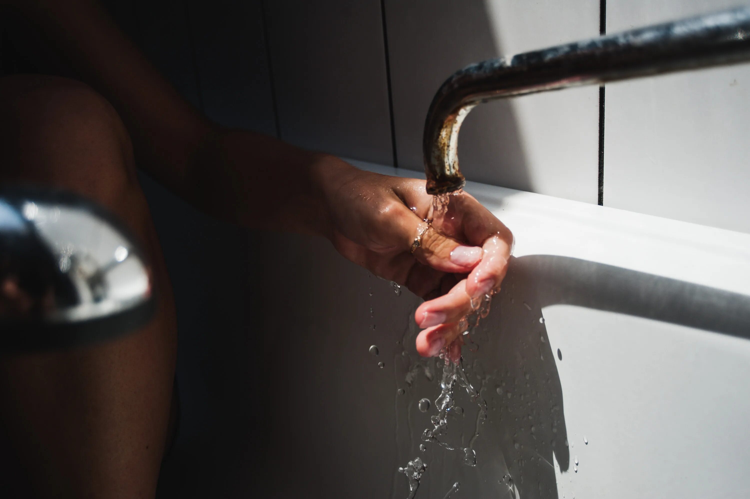 Отключение воды. Горячая вода из крана. Нет воды. Нет холодной воды. Сегодня будет вода холодная