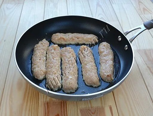 Как готовить колбаски на сковороде. Колбаски из куриного фарша на сковороде. колбаски из куриной грудки. колбаски из куриной грудки на сковороде. мясные колбаски из фарша на сковороде.