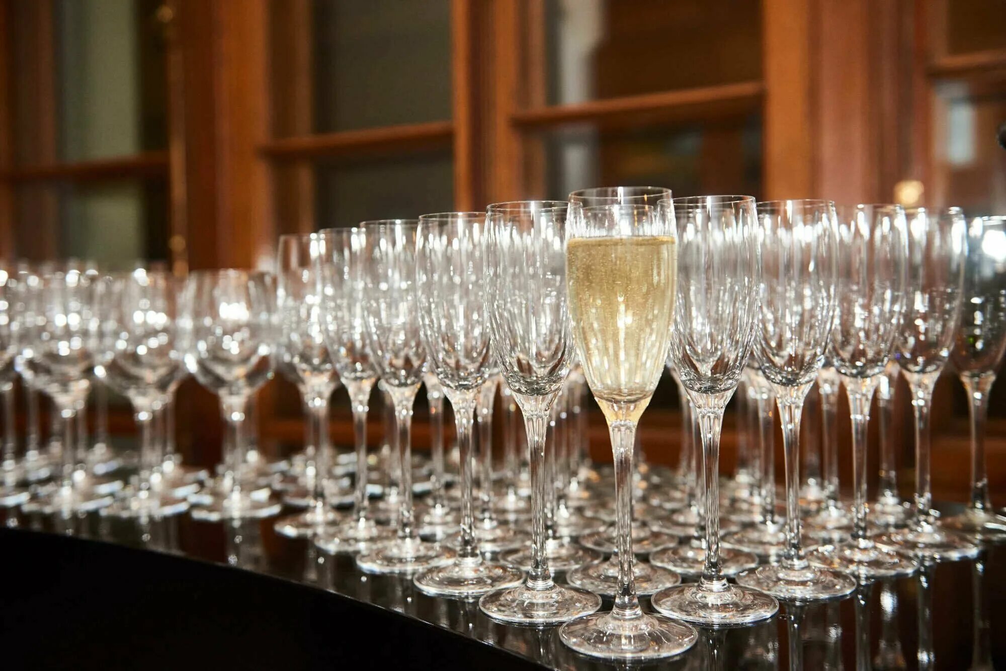 Расстановка фужеров в шкафу. Красиво расставить бокалы. Как расставить фужеры. Как расставить фужеры. Фужер (посуда).