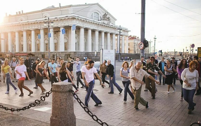 Танцы на стрелке васильевского острова. Танцы васильевский остров. Танцы васильевский остров. Танцы на стрелке васильевского острова. Гуляющие люди на васильевском острове.