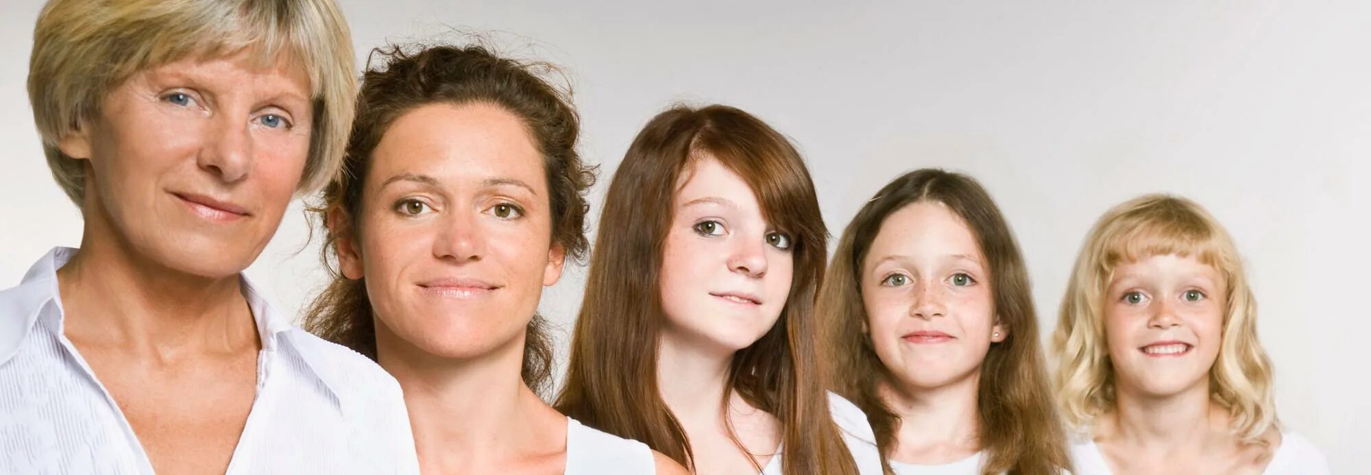 Совершенно разного возраста. Совершенно разного возраста. Разные женщины разных возрастов. Взрослые разных возрастов. Женщина семья.