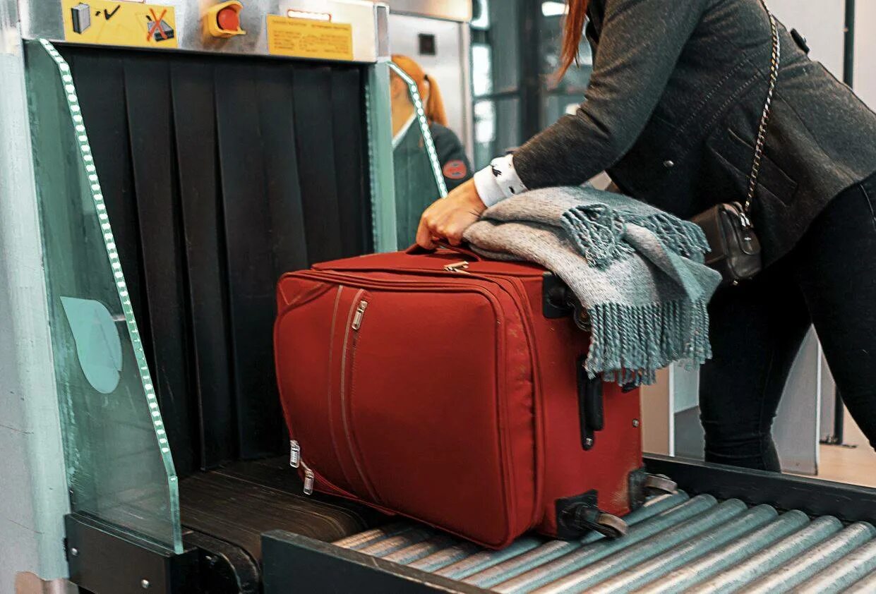 Можно сдать в багаж ноутбук. Чемодан в аэропорту. Скан чемодана в аэропорту. Досмотр ручной клади. Досмотр чемодан.