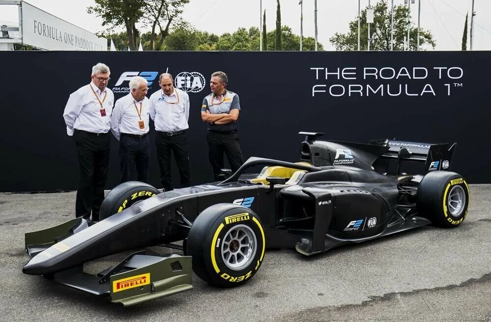 Вершина автоспорта формула. FIA Formula 2. Formula 2 машина. Formula 2 машина 2018. Болид формулы 2.