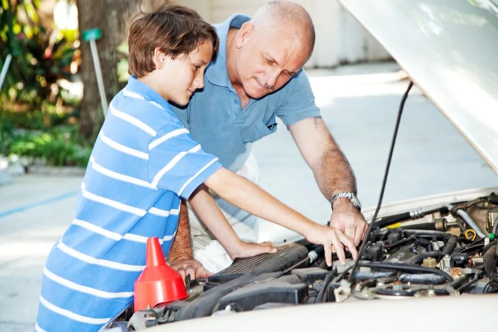 Ребенок чинит машину. Ребенок ремонтирует машину. Папа с ребенком чинят машину. Папа чинит машину