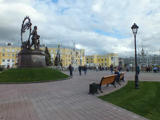 Площадь октября барнаул. Город Барнаул площадь октября. Памятник на площади октября в городе Барнауле. Барнаул Октябрьская площадь. Площадь октября Барнаул панорама.