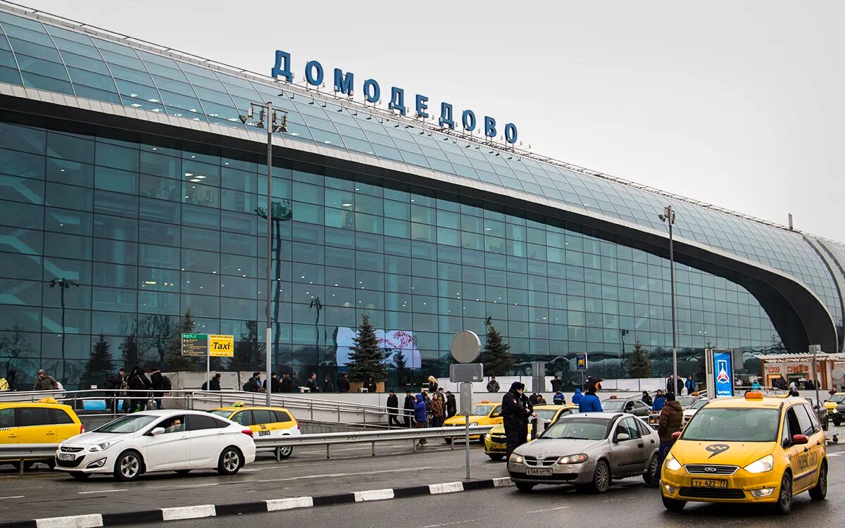 Аэропорт москвы 6 букв. Аэропорт домодедово летом. Домодедово московский аэропорт лого. Аэровокзал москва домодедово. Аэропорты москвы названия.