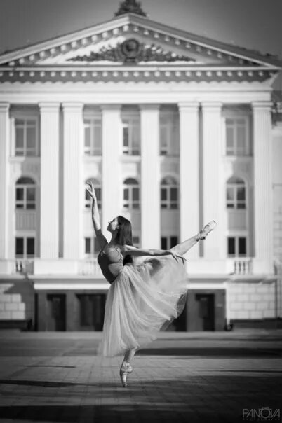 Возле театра оперы и балета. Полина булдакова балерина пермь. театр оперы и балета пермь с балериной. фотосессия возле оперного театра. девушка около театра.