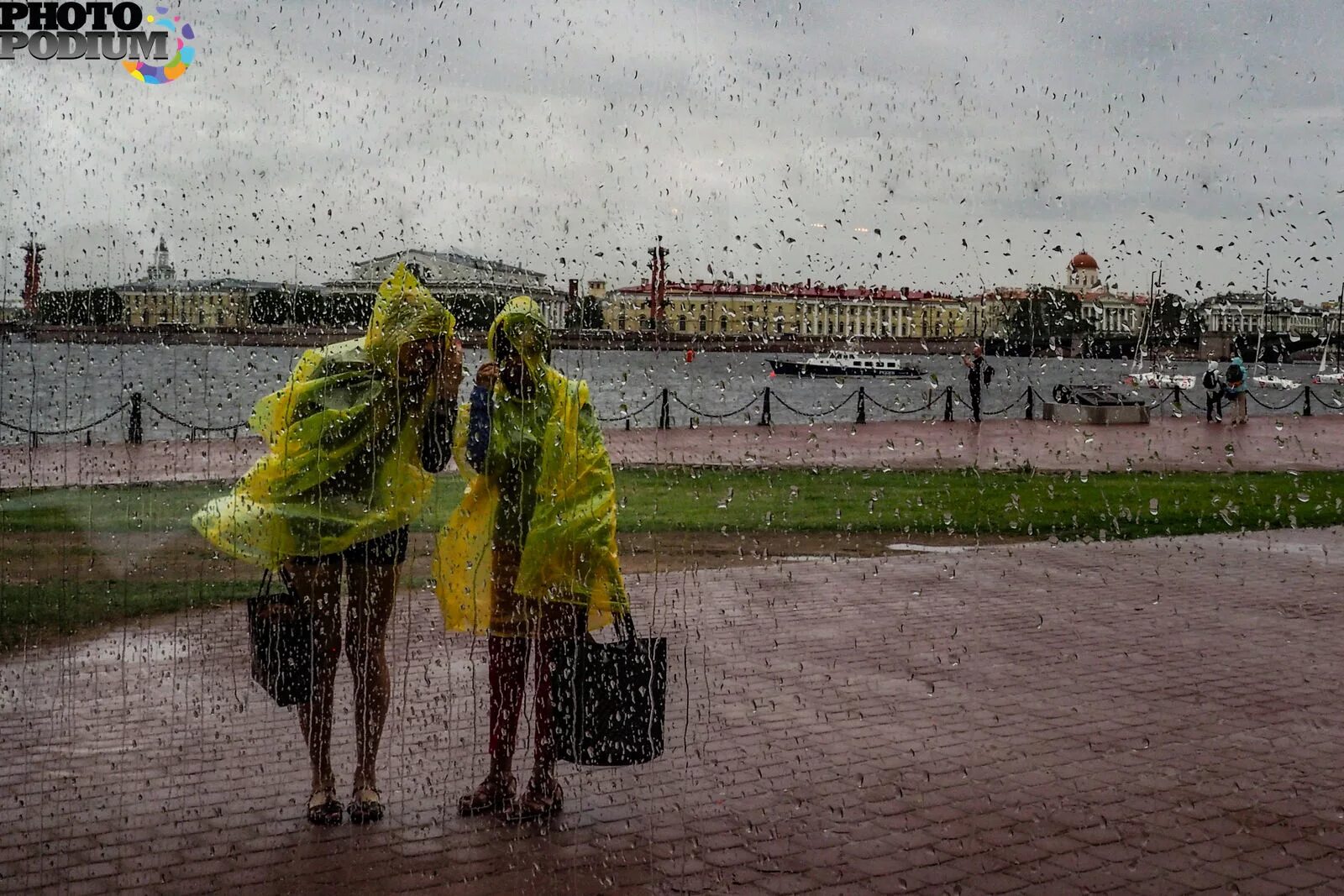 Идет ли сейчас дождь. Человек под дождем Питер. Человек в дождевике в Питере. В дождевике под дождем. Влюбленные в дождевиках.