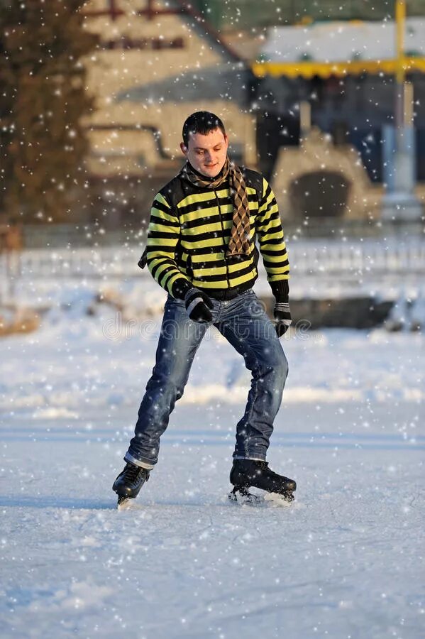 Кататься на роликах в осеннем лесу. Скейтер райдер. Джонни максвелл скейтер. Парень катала. Мужчина катается на коньках.