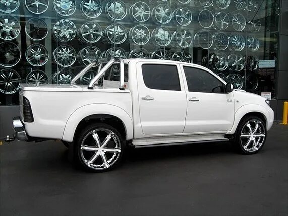 Диски на тойота хайлюкс. Toyota hilux 2006 tuning. тойота хайлюкс 2013. toyota hilux диски r20. тойота хайлюкс 2000.