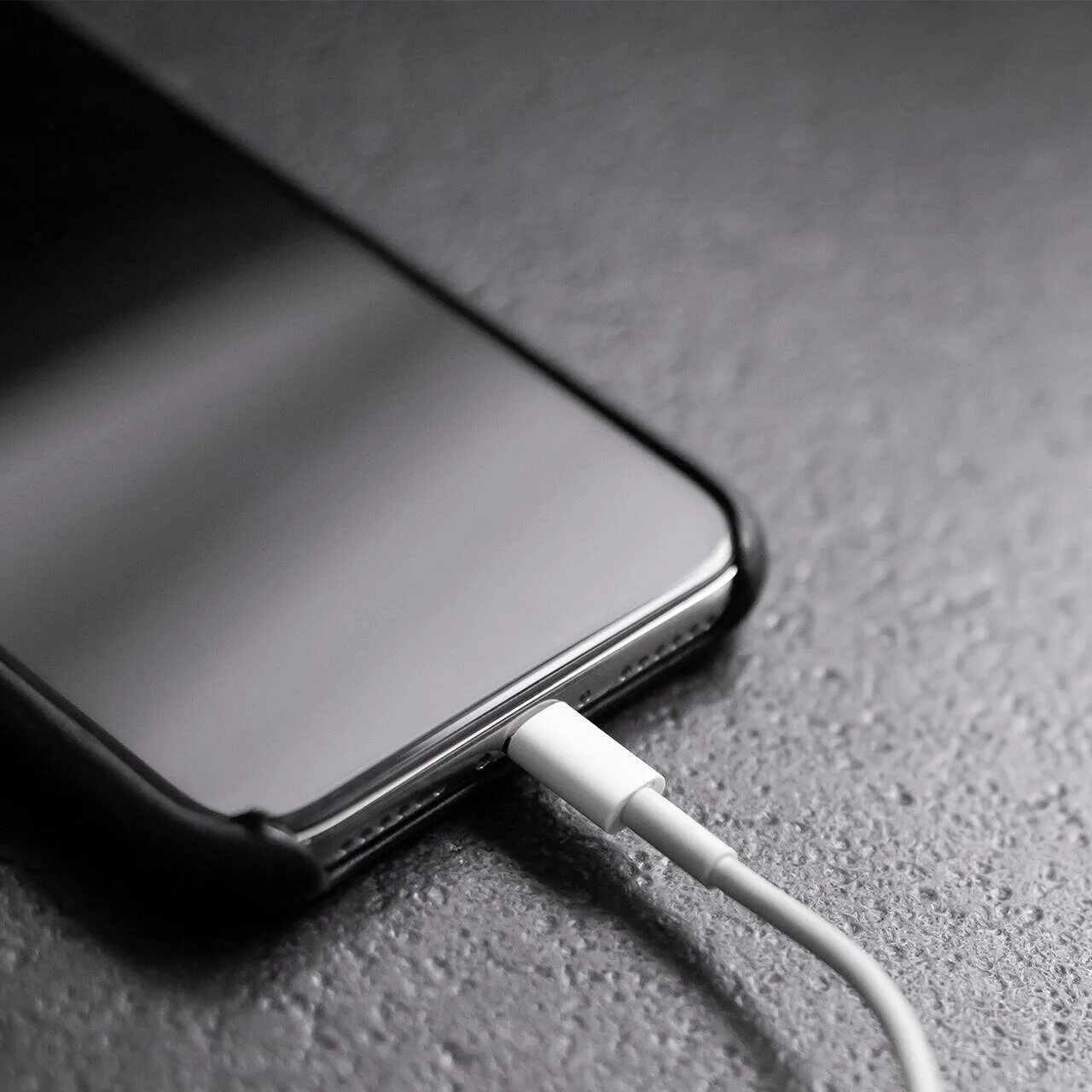 Можно ли ставить телефон ночью на зарядку. Iphone 15 Type c. Apple iphone USB-C. Зарядка для смартфона. Зарядка для айфона.