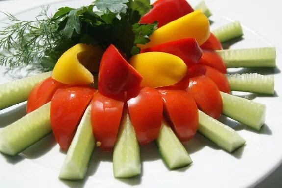 красивая овощная нарезка. красиво нарезать помидоры. красиво порезать овощи на стол. нарезка перцев на праздничный стол. нарезка огурцы перец черри.