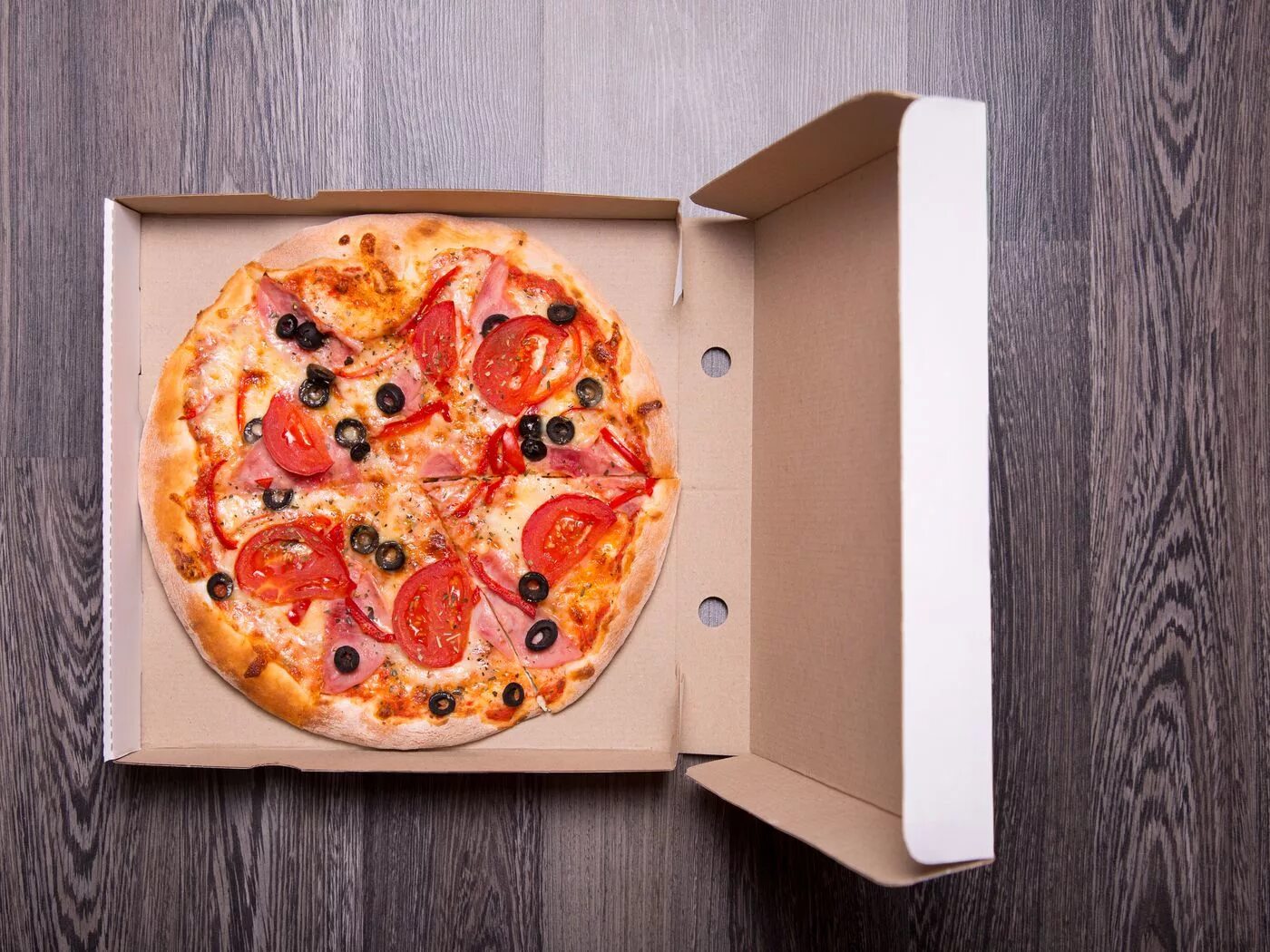 Пицца в коробке сверху. Коробка для пиццы. Пицца в коробке вид сверху. Итальянская пицца в коробке. Почему пицца круглая а коробка
