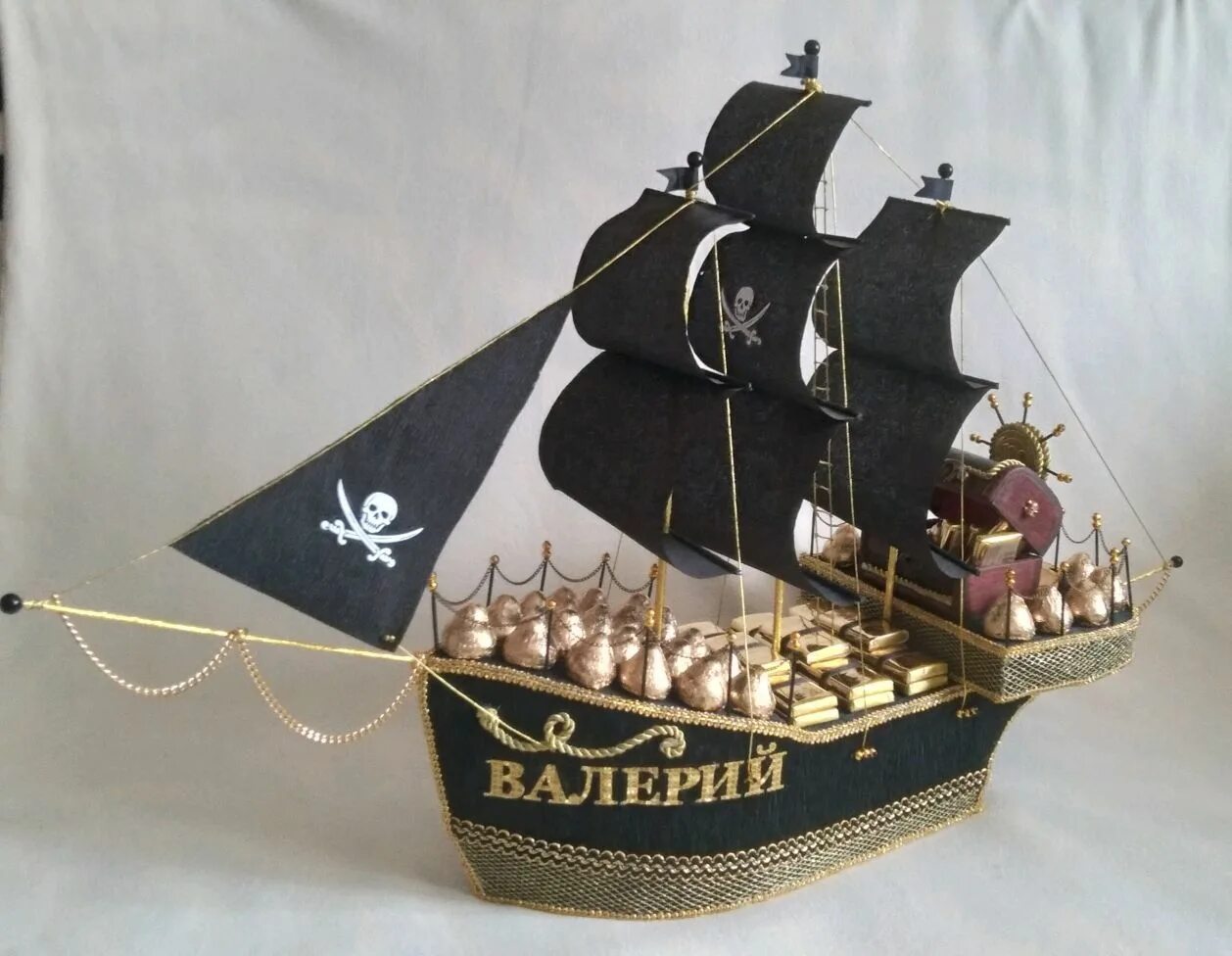 Корабли украшены. Конфетный корабль черная Жемчужина. Конфетный букет корабль. Пиратский корабль из конфет. Букет из конфет корабль.