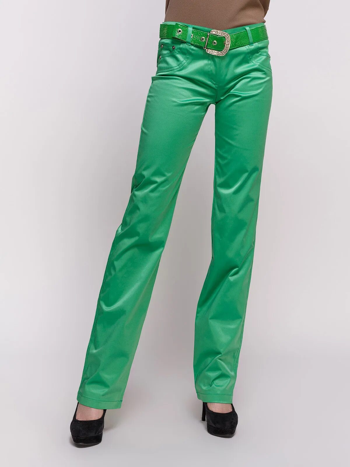 Купить зеленые штаны. Зелёные брюки женские. Салатовые брюки женские. Зелёные штаны женские. Брюки из экокожи зеленые.