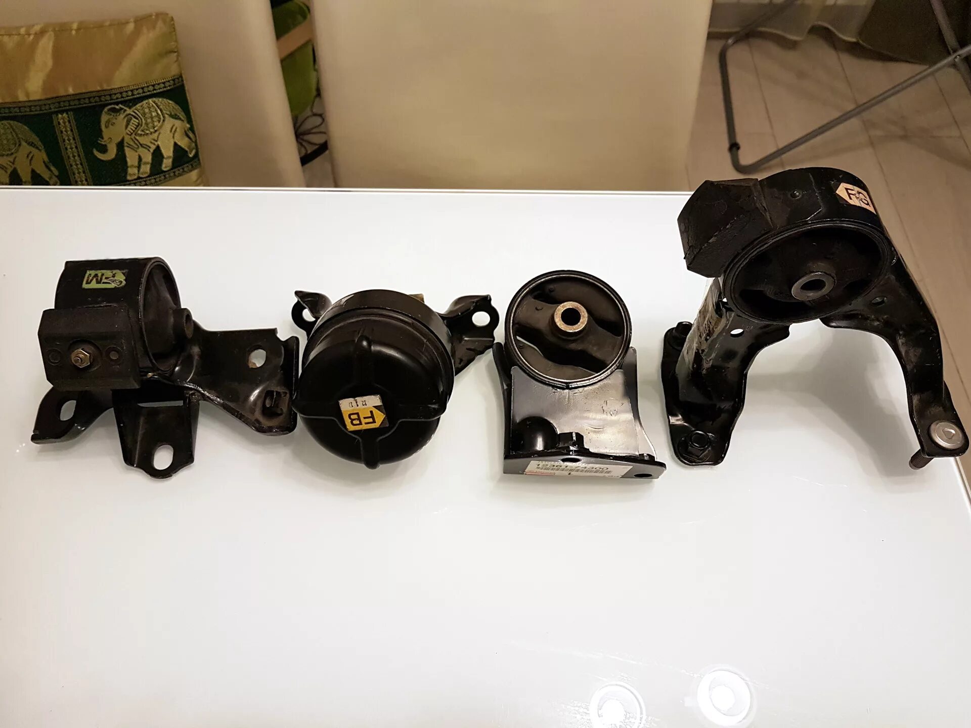 Замена подушки двигателя рав4 2 поколения. Замена подушек двигателя сузуки сх4. Как открутить первую опору от двигателя 5 е. Замена подушек рав 4. Подушки двигателя рав4 2007.