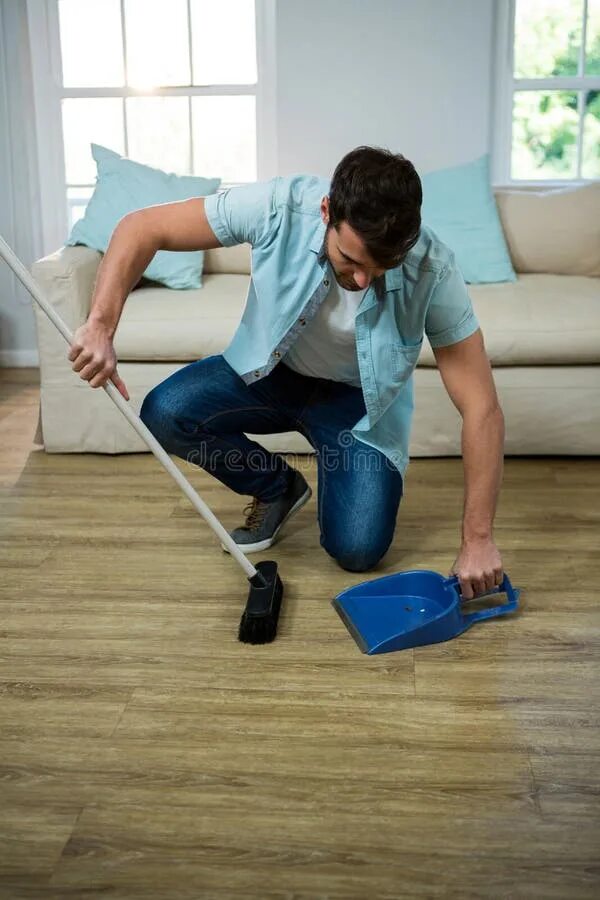 Уборка пола. Парень моет полы. Парень моет пол. Мытье полов на коленях. Мужчина моющий пол.