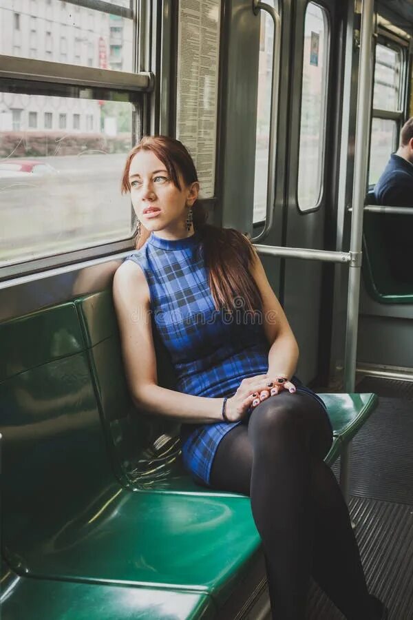 Девушки в метро летом. Девушка в вагоне метро фото. Девушки метро приморский. Девушки метро приморский. Девушка с рюкзаком питере.