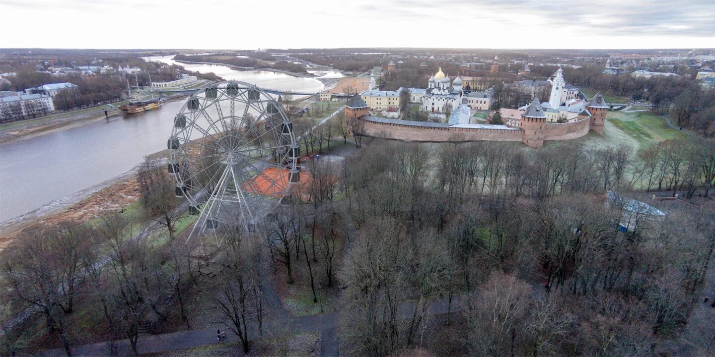 Кремлевский парк новгород. Парк Кремль Великий Новгород. Колесо обозрения Великий Новгород. Кремлевский парк в Великом Новгороде. Кремлёвский парк Великий Новгород аттракционы.