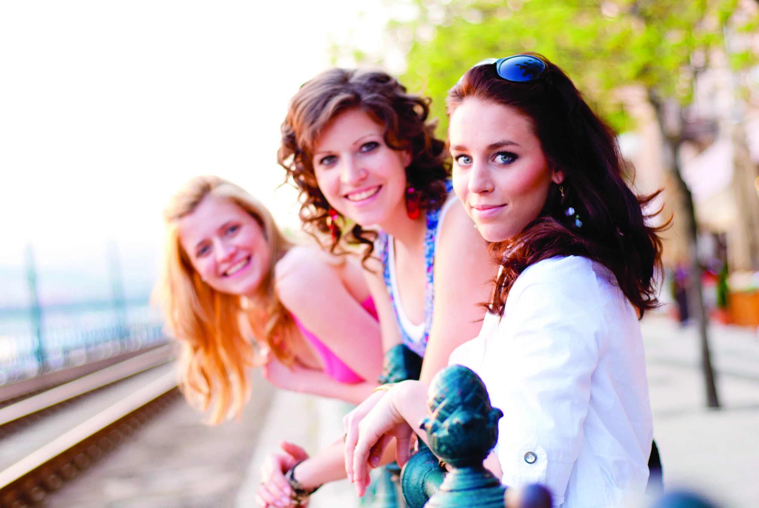 Friends actions. Friends actions. 7 объятий в школе фото. Компания друзей смеются. Going out with friends.