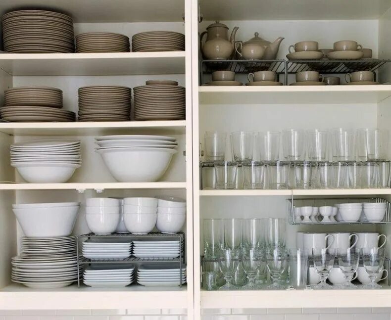 Шкаф для сковородок на кухне. Вкладыш в кухонный ящик. Организация хранения на маленькой кухне. Складывающие посуда. Порядок в кухонных шкафчиках.