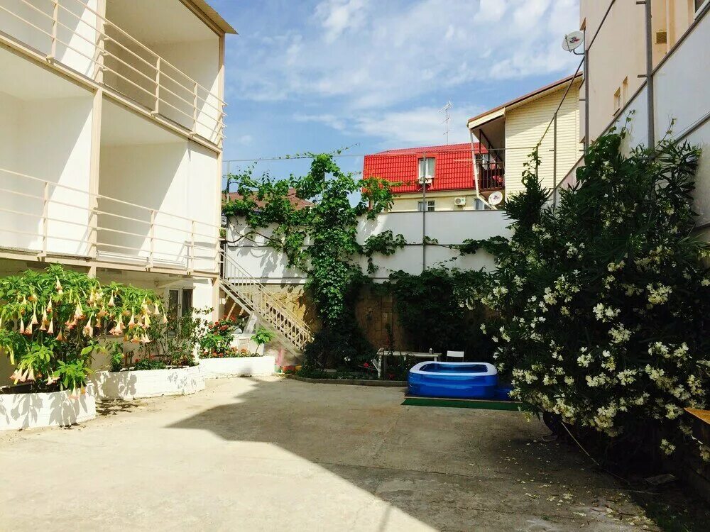 Гостевой дом лазурь адлер лазурная 22. Адлер гостевой дом джульетта лазурная 14. Улица лазурная адлер. Ул лазурная адлер. Гостевой дом александрит адлер.