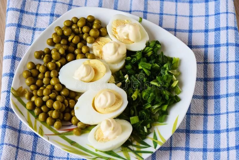 Яйцо с майонезом и горошком. Яйцо под майонезом с зеленым горошком. яйцо с горошком под майонезом. яйцо вареное с зеленым горошком. отварное яйцо с майонезом и зеленый горох.