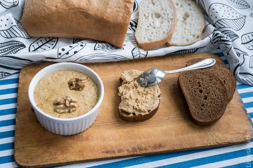 Домашний паштет простой рецепт. Паштет из куриной грудки. Домашний паштет из куриного филе. Паштет из куриной грудки в домашних. Паштет из куриного филе с орехами.