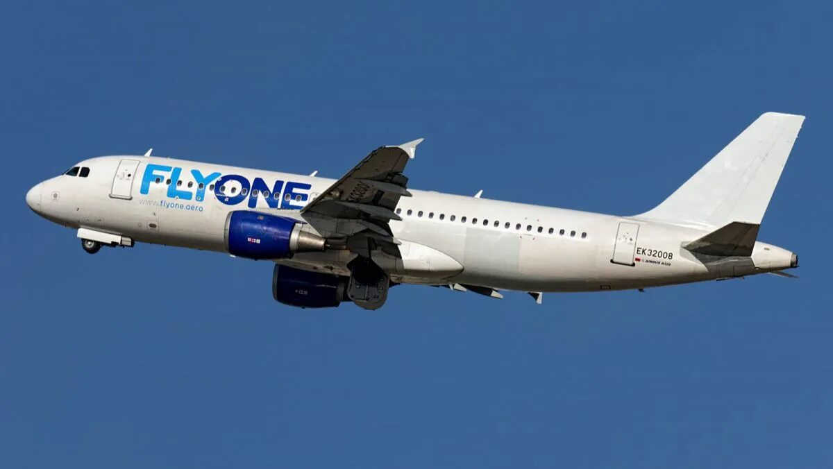 Fly one armenia сайт. Аэробус 320-211 Египет. Авиакомпании flyone Armenia. Airbus a 320 flyone Armenia. Fly one.