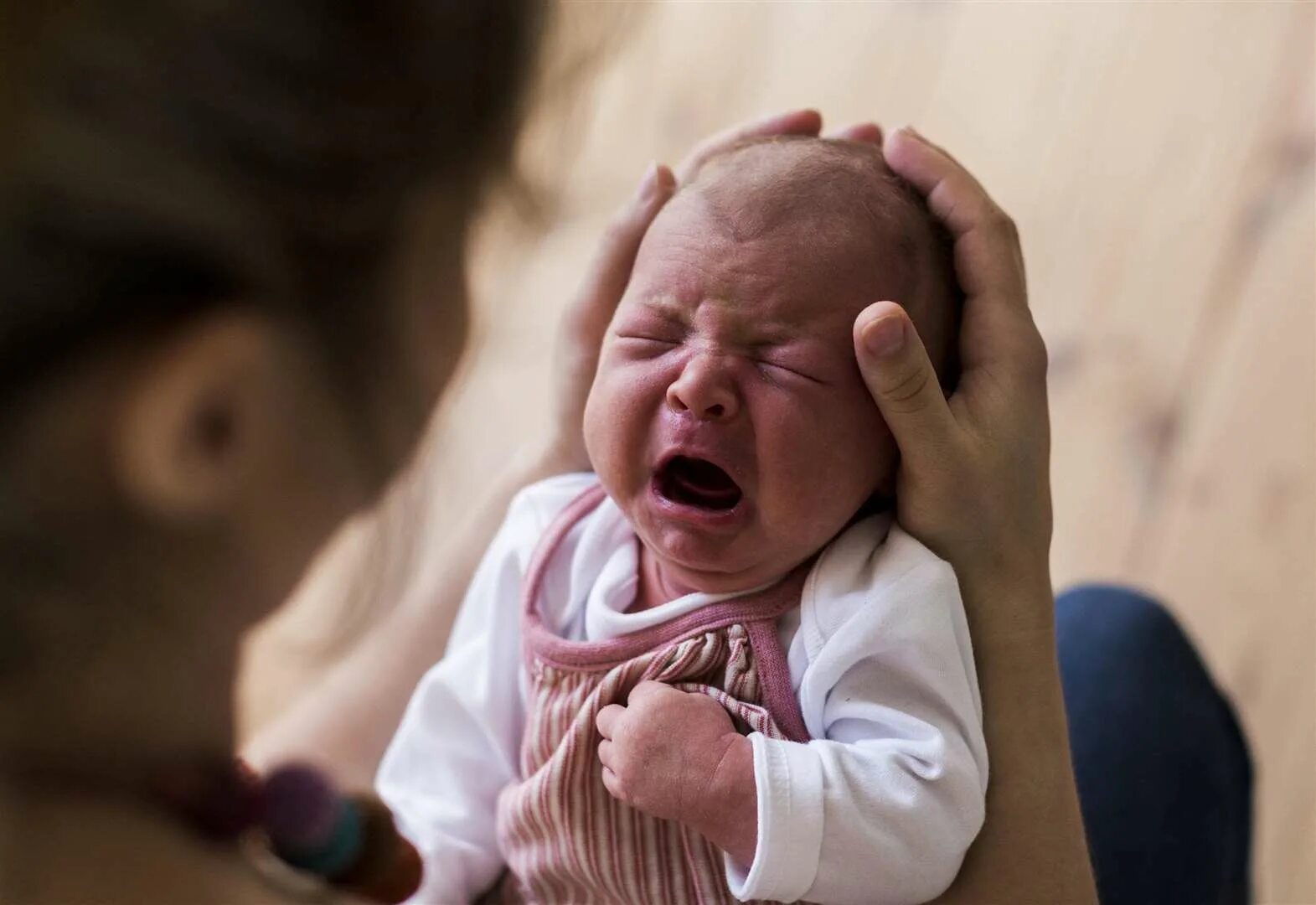 Новорожденный стресс. Ребенок плачет. Младенец кричит. Плачущий малыш. Новорожденный плачет.