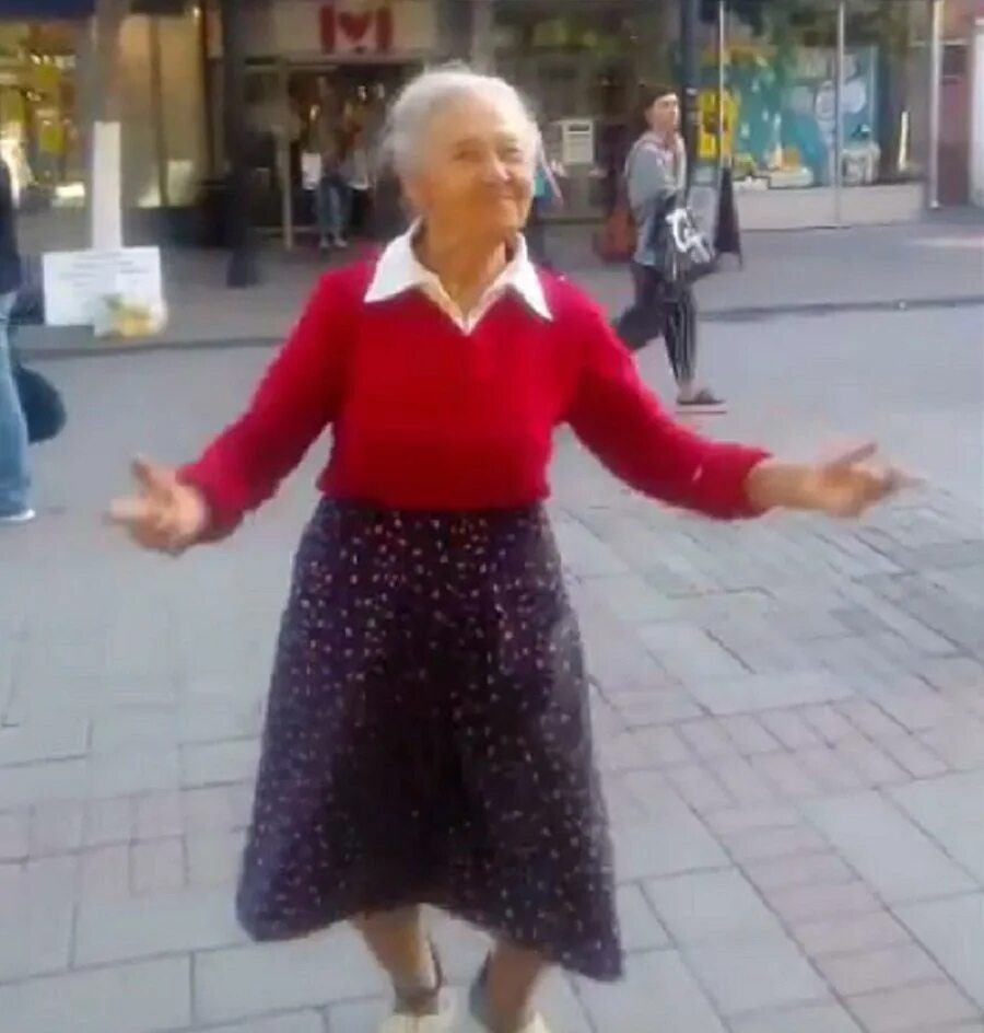 Где бабка танцует. Танцующие бабушки. Танцы бабушек. Старушка танцует. Старушки на танцах.