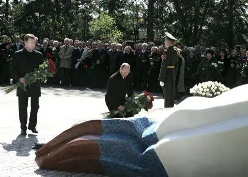 Церемония открытия памятника первому Президенту России Борису Ельцину на Новодев