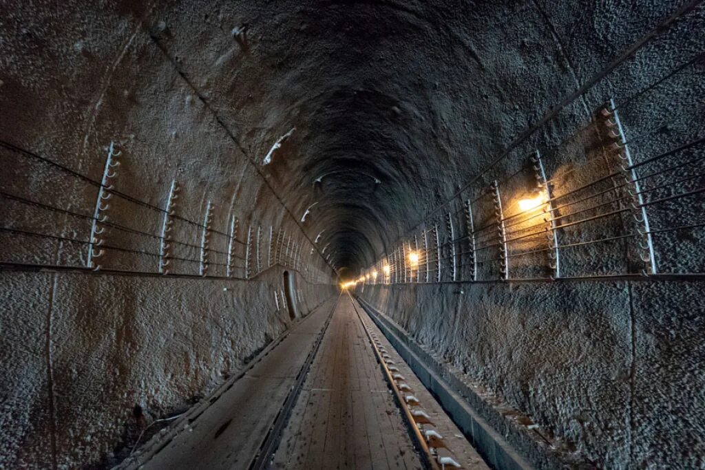 Перед входом в тоннель пассажирского поезда. Манский Железнодорожный тоннель. Сталинский туннель Владивосток. Манский тоннель Красноярский край. Тоннель ЖД Владивосток.