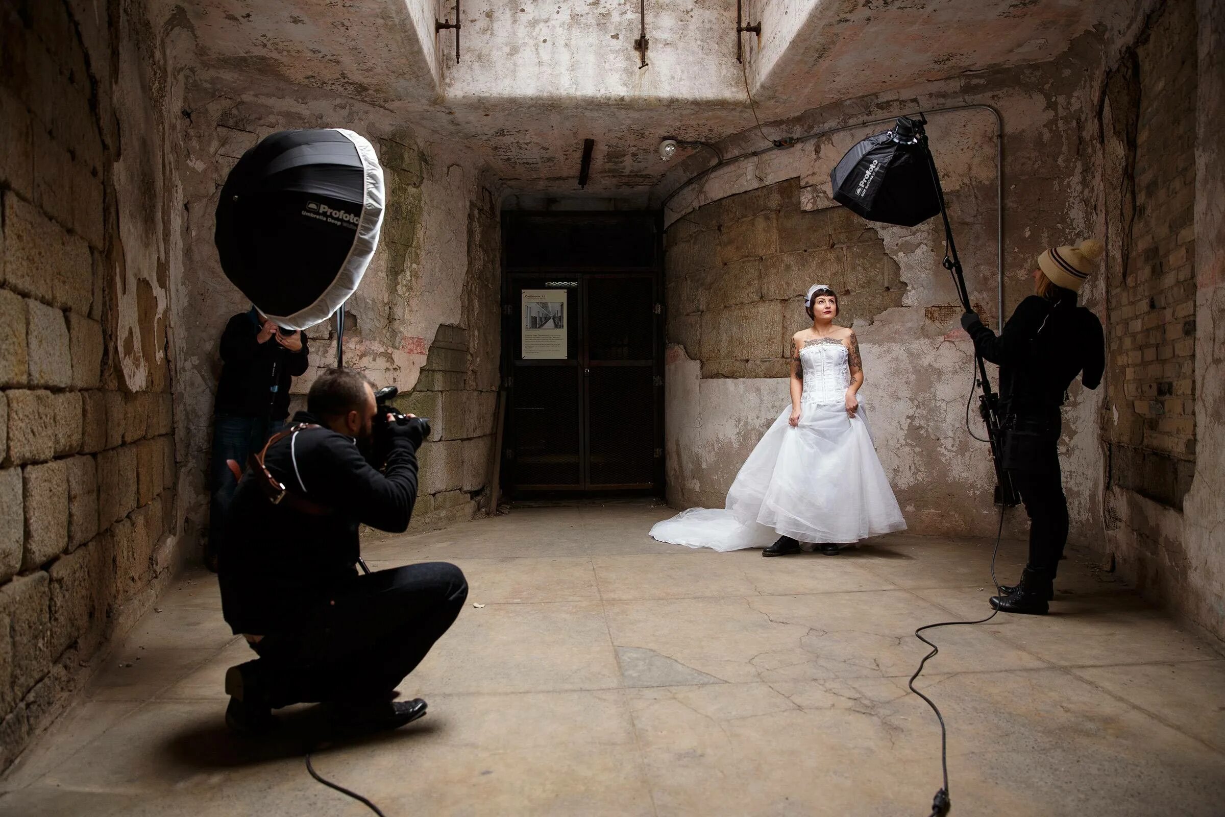 Фотограф сфотографировал террориста. Софтбокс OCF Softbox 2' Octa. Фотостудия съемка. Фотосессия для фотографа. Студия для съемок.