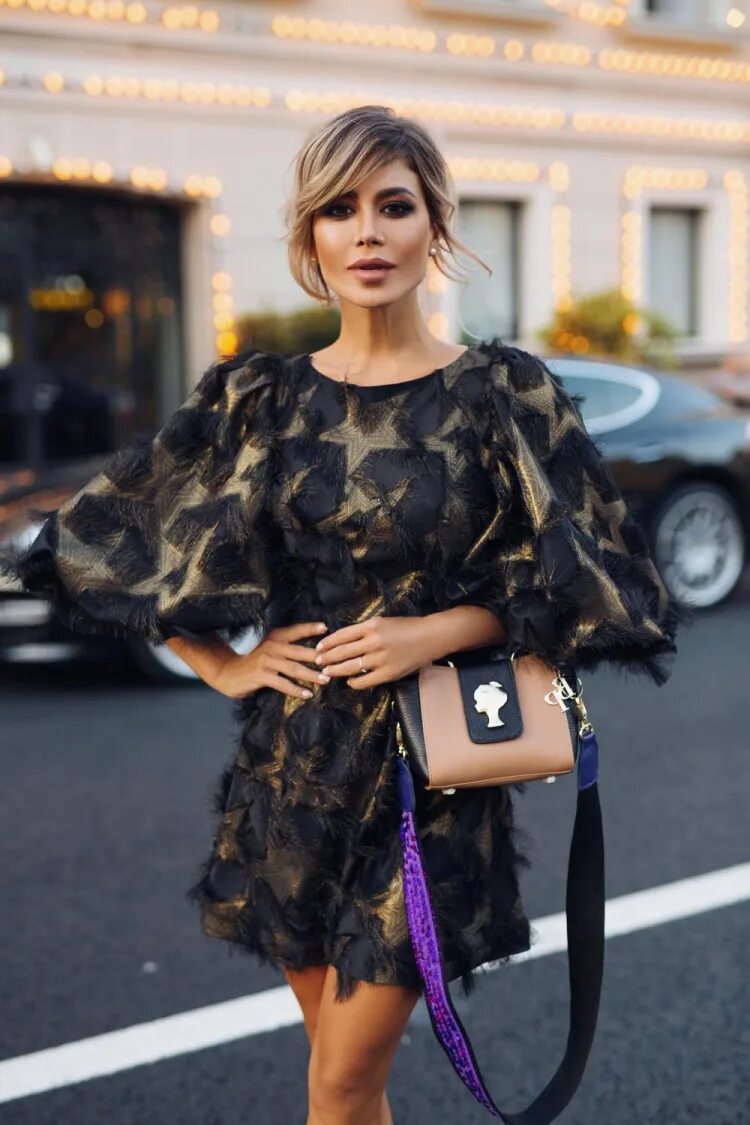 Шарлиз терон короткая стрижка белое платье. Эн хетуэй и короткая стрижка. Прическа к вечернему платью. Met gala ruby rose. Нина добрев в длинном платье.