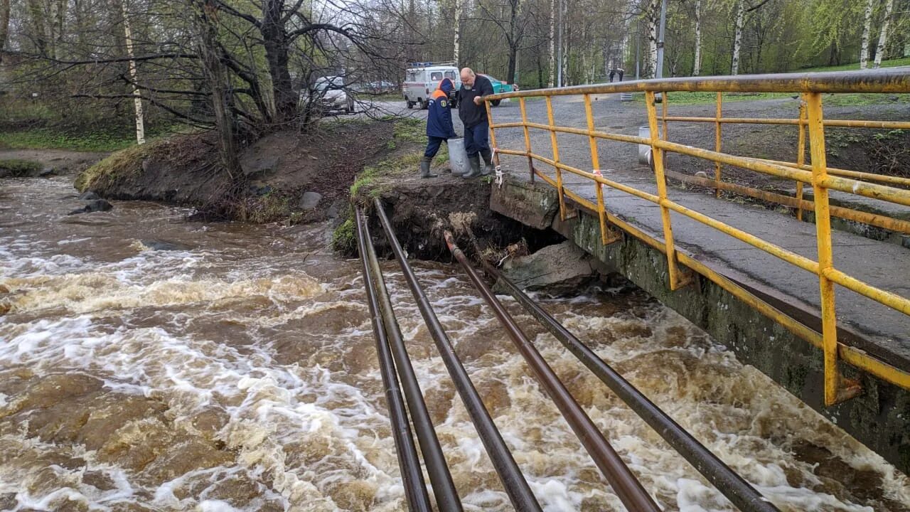 Пименовский мост Петрозаводск. Речка Неглинка Петрозаводск. Мост через Неглинку Петрозаводск. Карелия мост Петрозаводск. Размыт мост