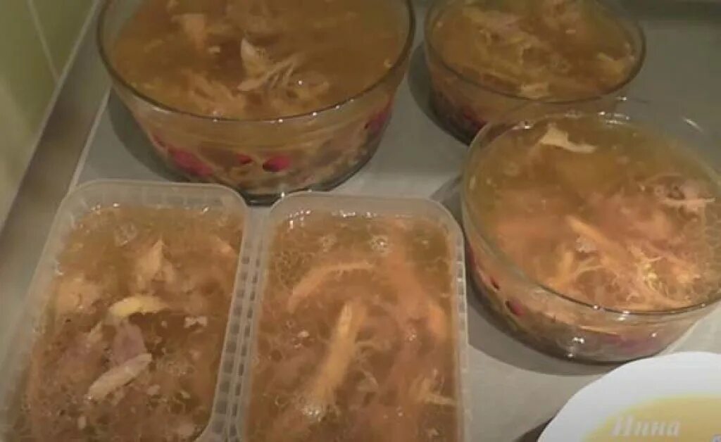 Холодец из говядины. Холодец на плите. Холодец без ножек можно сварить. Холодец с курицей. Холодец.