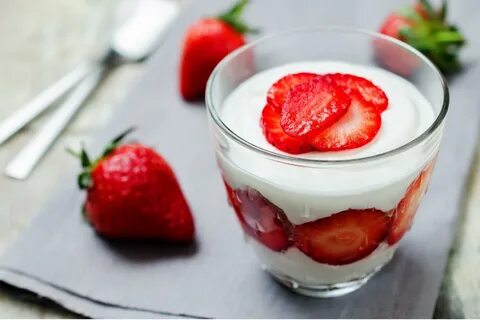 Йогурт с клубникой