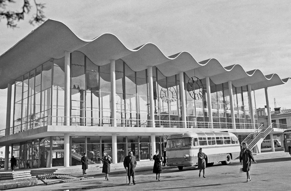 Сочи 1960. Автовокзал сочи модернизм. автовокзал сочи 1967. автовокзал сочи 1960. модернистская архитектура ссср.