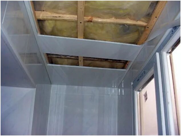 Реечный потолок ПВХ на балконе. Обшивка потолка на балконе. Потолок на лоджии из пластиковых панелей. Обшивка потолка балкона пластиковыми панелями.